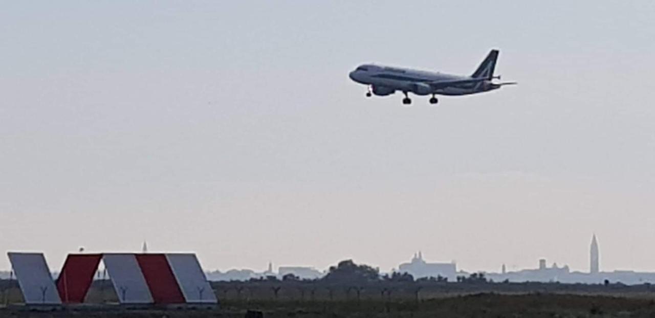 B&B "Gabriel&Melissa" Airport View - Nuova - Ristrutturato Gennaio 2022 泰塞拉 外观 照片